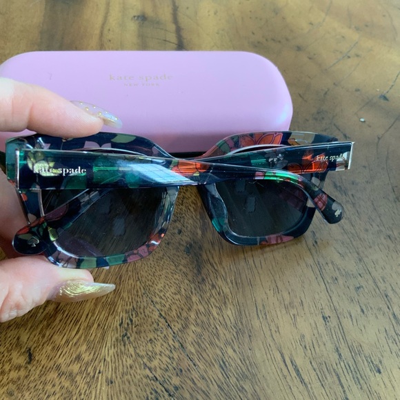 Kate Spade Floral Pattern Sunglasses with Pink and Green Case - Picture 3 of 5